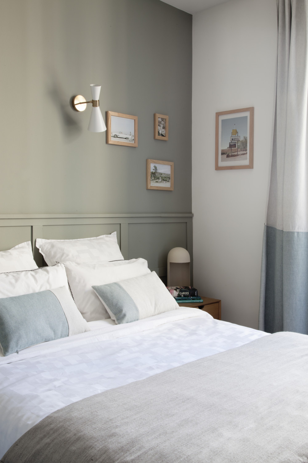 Bedroom with Pigeon and White walls