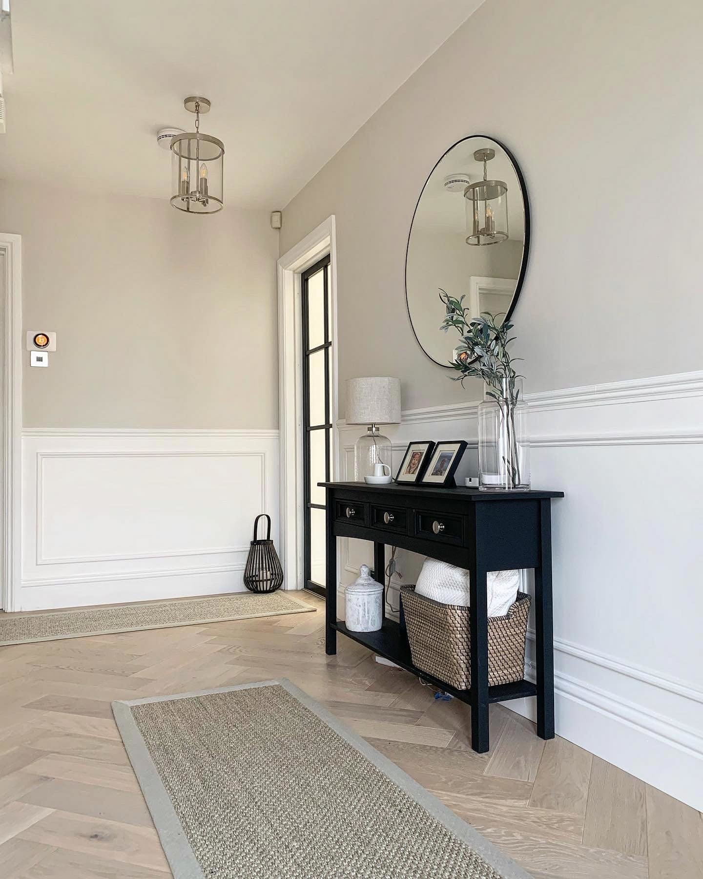 Hallway with ammonite walls and white panelling