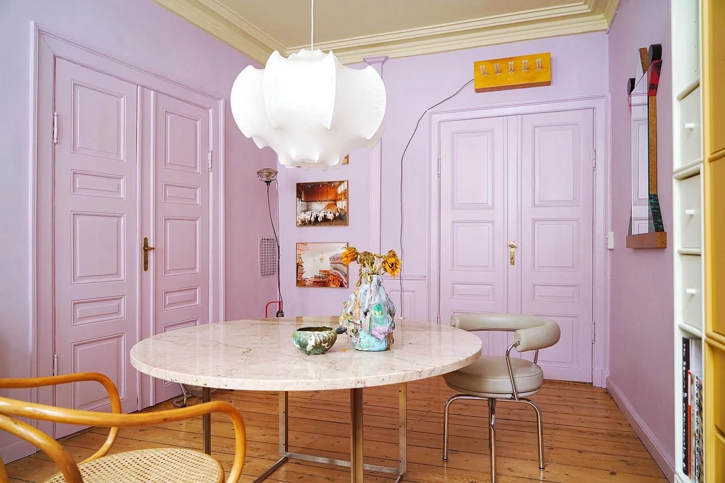 Dining room with walls painted in pastel purple and with a yellow ceiling